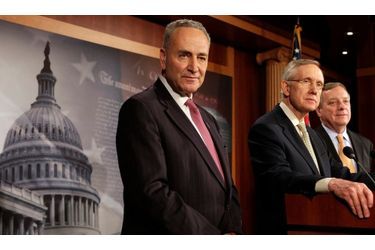 <br />
Les sénateurs Charles Schumer (G) et Dick Durbin (D), et le leader de la majorité au Sénat Harry Reid.