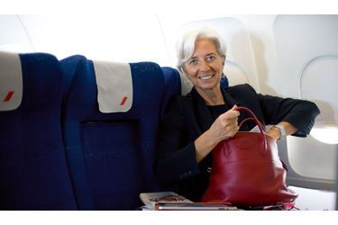 <br />
Vendredi 10 juin, 7 heures du matin à Roissy. A bord d’un Airbus A321 en partance pour Lisbonne, elle cherche un stylo dans son sac Bolide d’Hermès. Au programme : la presse et quelques dossiers.