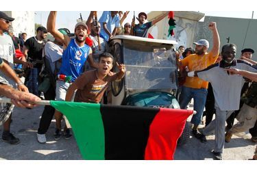 <br />
Les jeunes rebelles libyennes devant la fameuse voiturette de Kadhafi.