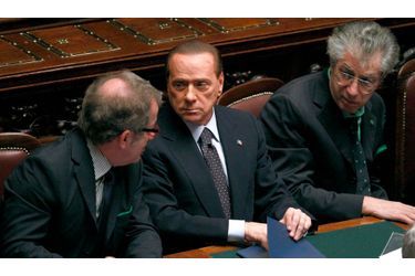 <br />
Le ministre de la Justice, Roberto Maroni, et le leader de la Ligue du Nord, Umberto Bossi, entourent Silvio Berlusconi.