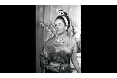 <br />
Juin 1964, Elizabeth Taylor à Paris, en sari d’or du maître
