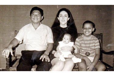 <br />
Barack Obama et sa mère, Ann Dunham, qui tient sa fille Maya Soetoro. A côté d&#039;Ann se trouve le beau-père de Barack, Lolo Soetoro. 