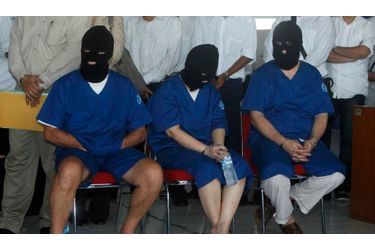 <br />
Gérard Debetz, Decywarti Wirahardja et Abbas Bidmal Gharibali, accusés de trafic de drogue en Indonésie.