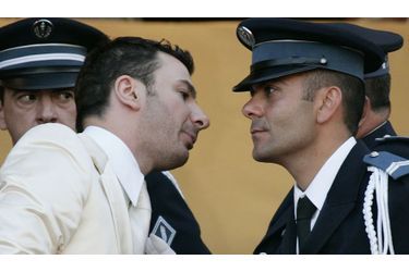 <br />
Michaël Youn n'a pas toujours eu de mauvaises relations avec la police. Sur les marches du Festival de Cannes, en 2007, il s'amusait même avec un agent impassible.