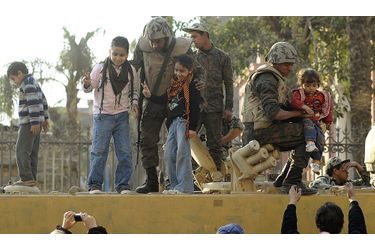 <br />
Samedi 12 février, sur  la place Tahrir, avec leurs téléphones portables ou  des caméras professionnelles, ils immortalisent leurs premières journées de liberté. A la demande des adultes qui veulent célébrer le nouvel avenir qui s’annonce, les plus jeunes grimpent sur les chars de l’armée qui a promis de respecter la  volonté du peuple. Une « marche de la victoire » aura lieu vendredi 18 février.