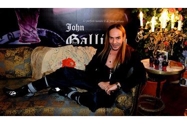 <br />
Le huit juillet 2008, le styliste pose pour la soirée de lancement du "John Galliano n° 1", le premier parfum du couturier, dans sa maison de la rue d'Avron. 