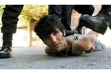 <br />
A Téhéran, début 2009, des miliciens tabassent un  jeune homme dans le cadre d’une vaste opération coup de poing,  officiellement contre les délinquants. En fait, certains  d’entre eux ont déjà purgé leur peine. Ce genre de raid se produit  régulièrement. Dernier en date, juillet 2011.