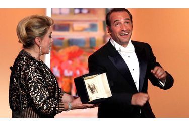 <br />
Jean Dujardin reçoit son prix des mains de Catherine Deneuve.