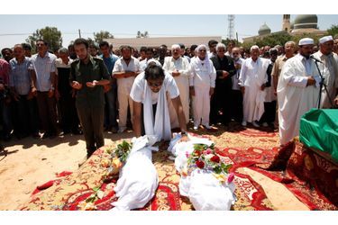 <br />
Un homme prie aux funérailles de ses deux enfants tués, selon le régime de Mouammar Kadhafi, par un bombardement de l'OTAN à 70km à l'est de Tripoli. Ce cliché a été pris dans le cadre du tour organisé par les autorités libyennes.