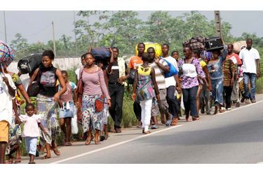 <br />
Les Ivoiriens fuient par milliers les conflits à Abobo (Abidjan).