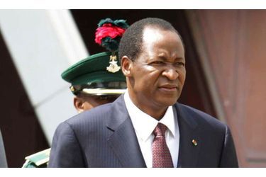 <br />
Blaise Compaoré a dissout lle gouvernement et fait tomber deux têtes de l&#039;armée.