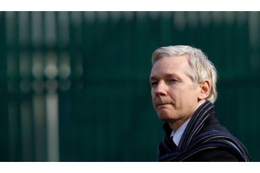 <br />
Julian Assange à la sortie du tribunal, jeudi. 