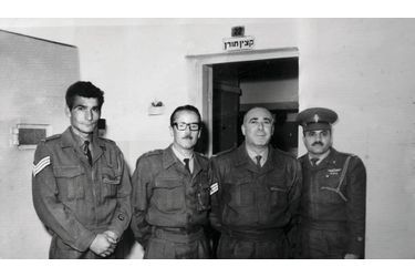 <br />
En 1962, Shalom  Nagar (à dr.) avec son  chef et un collègue à la prison de Ramla,  non loin de Tel-Aviv.
