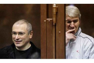 <br />
Mikhaïl Khodorkovski et son associé Platon Lebedev se sont montrés plutôt souriants à l'audience.