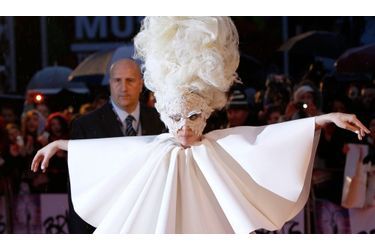 <br />
Lady GaGa à la 30ème cérémonie des Brit Awards, dans une tenue imaginée par Nicola Formichetti