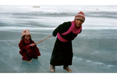 <br />
Dans le sillage de son frère. En janvier 1989, Motup s’amuse à tirer sa sœur sur la rivière gelée. Il vient de revenir au village après trois ans de pensionnat. Elle repartira avec lui.