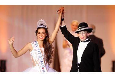 <br />
Barbara Morel, 19 ans, née à  Lambesc, étudiante à Aix, avait été élue  Miss Provence le 11 septembre 2010.  En robe signée Béatrice Dupont, rehaussée  de dentelle de Caudry, elle pose dans  une chambredu Hilton-Arc de Triomphe.
