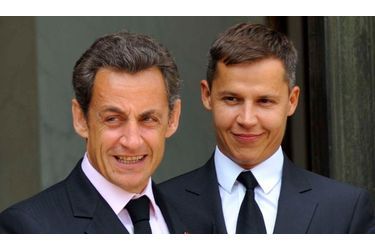 <br />
Boris Boillon (à droite) avec Nicolas Sarkozy, devant l&#039;Elysée en juin 2010.