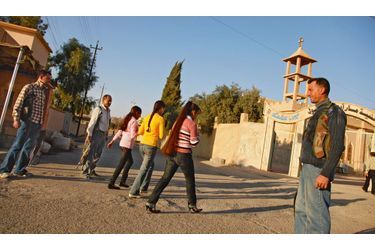 Irak. A Karmless, trois jeunes filles se rendent à l’office de 16 heures sous haute surveillance. Les adolescents fréquentent assidûment l’église.
