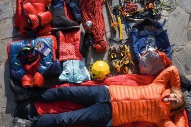 Piolets, crampons, sac de couchage -30 °C: au milieu de son matériel d’expédition, sur la terrasse du chalet familial, à la frontière franco-suisse.