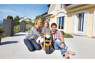 <br />
Sur la terrasse de leur maison en Suisse, avec Séverine,  sa femme, et leur fille, Valentine, bientôt 3 ans. Les petites voitures et motos à pédales sont bien sûr ses jouets préférés.