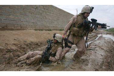 <br />
Photo prise par João Silva en 2006 lors d'un reportageau milieu des combats en Irak, au nord-ouest de Bagdad.. Le sergent Jesse Leach des marines traîne hors de portée des snipers un autre marine blessé par une balle qui a traversé sa poitrine et son bras droit.