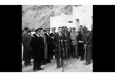 <br />
Fin 1954,  au début de la guerre d’Algérie, François Mitterrand, alors ministre de l’Intérieur visite les Aurès. 