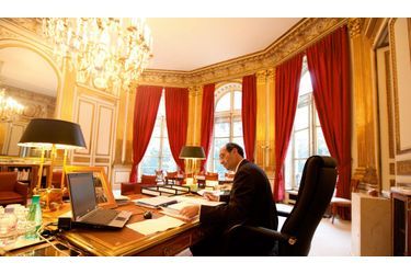<br />
Lundi 6 septembre, 8 heures,  dans le bureau du ministre du Travail, rue de Grenelle à Paris. Pour tout objet personnel, un cadre, avec des photos de Florence Woerth.  Au premier plan, à gauche, un iPad. 