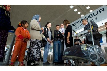 <br />
Une famille de Roms s'apprête à embarquer à l'aéroport Roissy-Charles de Gaulle