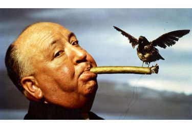 <br />
« Les oiseaux », un de ses plus grands succès. Mais il a réalisé plus de 50 longs-métrages, dont des chefs-d’œuvre immortels comme « Psychose », « Les enchaînés » ou « Fenêtre sur cour ».