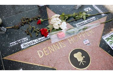 <br />
Des fans ont déposé des fleurs sur son étoile, alors que la légende a été enterrée dans l'intimîté jeudi.