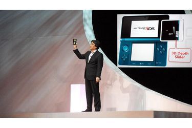 <br />
Satoru Iwata, le président de Nintendo, en personne une 3DS à la main.