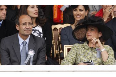<br />
Eric Woerth et son épouse, Florence, au Prix de l'Arc de Triomphe en octobre 2009.