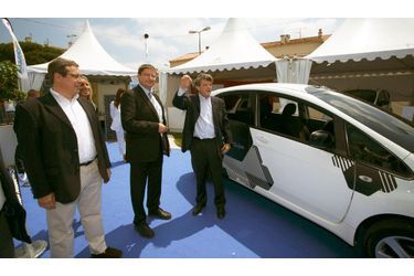 <br />
Jean-Louis Borloo vient de recevoir les clés de la Citroën C-Zéro, véhicule 100% électrique.