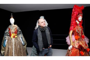 <br />
Le créateur au Musée des arts décoratifs, lors de l'exposition "Christian Lacroix, histoires de mode" en novembre 2007