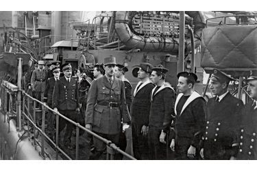 <br />
Précédant l’amiral Muselier, de Gaulle inspecte l’équipage du premier destroyer français libre.