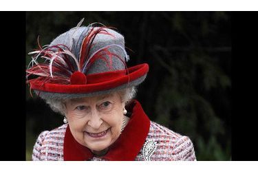 <br />
Au Royaume-Uni, la crise frappe tout le monde : les finances d&#039;Elizabeth II sont dans le rouge et la reine est contrainte de vendre ses propriétés. 