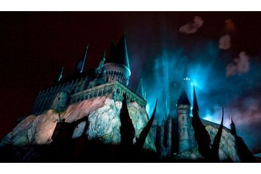 <br />
Le « Harry Potter Park » vient d&#039;ouvrir en Floride. Poudlard au premier plan dans la nuit.