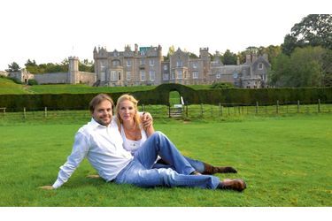 <br />
Romain et Francesca Gobbi,  épousée en 1999, vivent une histoire d’amour depuis l’adolescence. Ils posent devant le château du père du roman historique  écossais, à Abbotsford, à une soixantaine  de kilomètres d’Edimbourg.