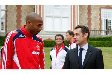 <br />
Thierry Henry s'entretient ici avec Nicolas Sarkozy avant l'Euro 2008.