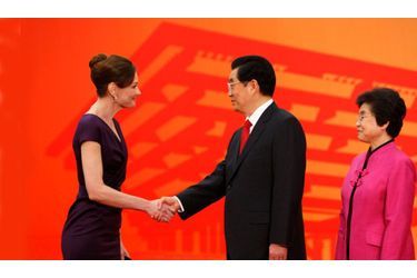 <br />
Lors d'une cérémonie qui s'est tenue juste avant l'ouverture de l'exposition internationale de Shanghai Carla Bruni serre la main de président chinois Hu Jintao. Le chef d'Etat chinois est accompagné de son épouse Liu Yongqing.
