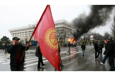<br />
Manifestations devant le palais présidentiel à Bichkek.
