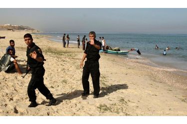 <br />
Des membres des forces de sécurité du Hamas sur une plage dans le centre de la bande de Gaza, au large de laquelle des militants palestiniens ont été tués par l’armée israélienne.