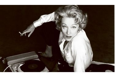 <br />
« Ces photos de Marlene Dietrich, que j’ai prises avec pour seul décor un Gramophone, étaient ses préférées. »