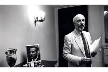 <br />
En 1981, François de Grossouvre fait encore partie du premier cercle. Il est nommé chargé de mission, et s’installe dans le bureau où il se donnera la mort. On y trouve des photos du président au moment où ils se sont connus, dans les années 60.