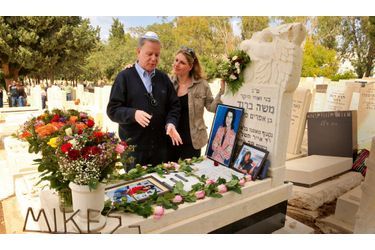 <br />
Zvi et sa fille Yona sur  la tombe de Mike à Haïfa, le 10 avril dernier.
