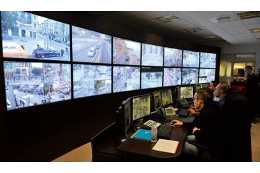 <br />
Inauguré le 8 mars, le  nouveau centre de surveillance urbaine high-tech permet de visualiser 136 caméras sur 26 écrans. Cinquante policiers municipaux sont chargés de les étudier.