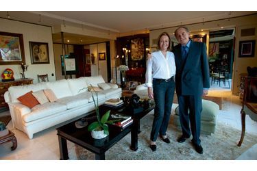 <br />
Dans leur appartement de Levallois-Perret sur l’île de la Jatte, Pal Sarkozy, avec sa quatrième épouse, Inès. De nombreux tableaux témoignent de la passion du père du président pour la peinture.