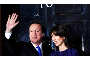 <br />
Le nouveau Premier ministre britannique David Cameron accompagné de son épouse Smantha, devant la porte du 10 Downing Street, résidence habituelle du chef de gouvernement à Londres.