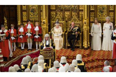 <br />
La reine Elisabeth II d'Angleterre pronoçant son discours du trône.